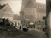 Pod zidom 1925. godine